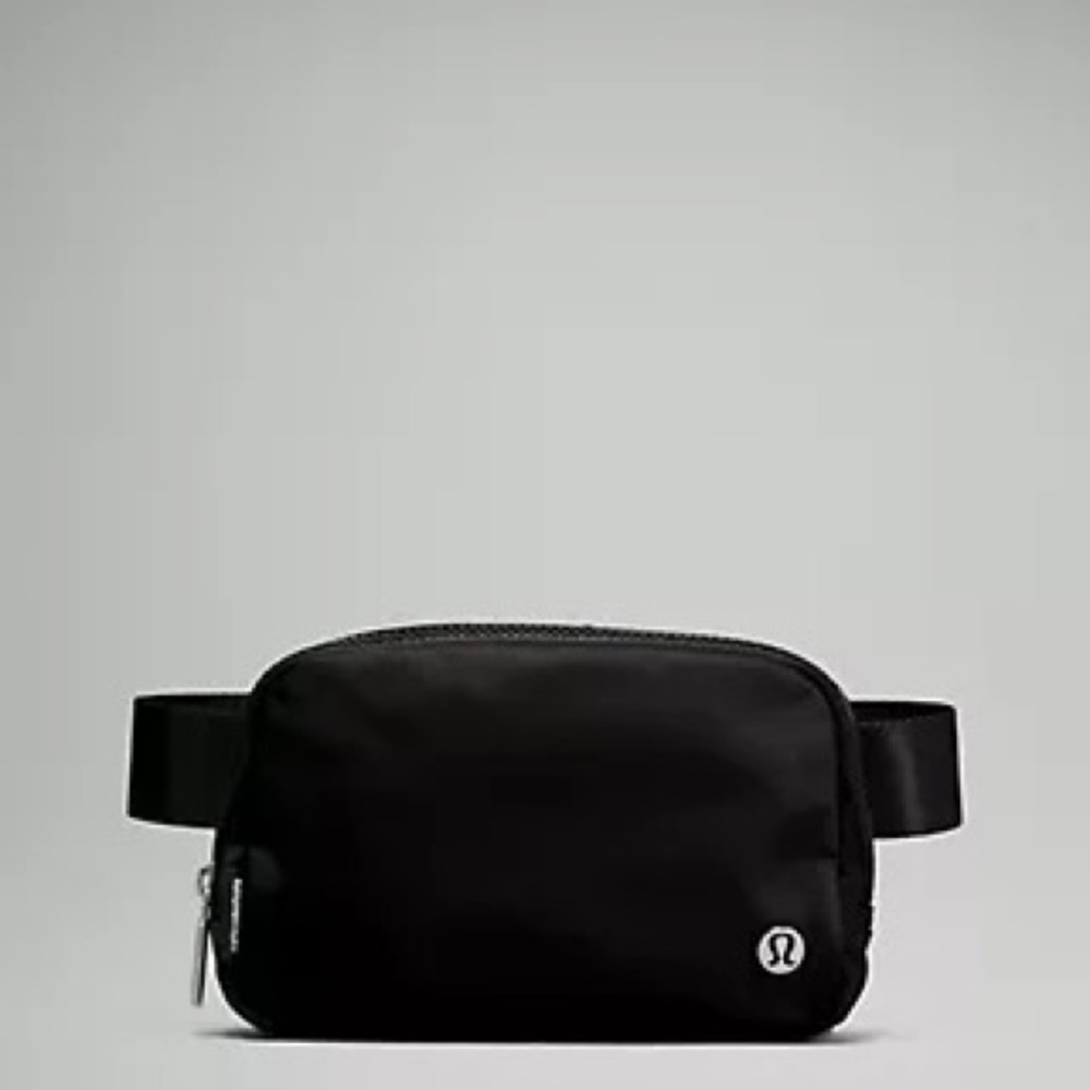 Lululemon Everywhere Belt Bag in Black NEW